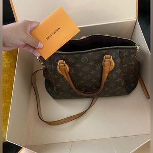 Louis Vuitton bag. Excellent condition, selling it for my sister. ORIGINAL